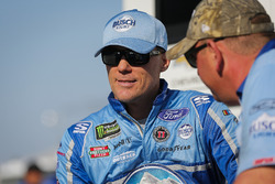Kevin Harvick, Stewart-Haas Racing, Ford Fusion Busch Light and crew member