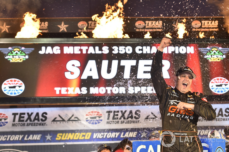 A NASCAR teve rodada tripla no Texas, com vitórias de Johnny Sauter, pela Truck Series, na sexta-feira.