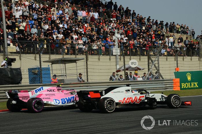 Esteban Ocon, Force India VJM11 y Romain Grosjean, Haas F1 Team VF-18 batalla