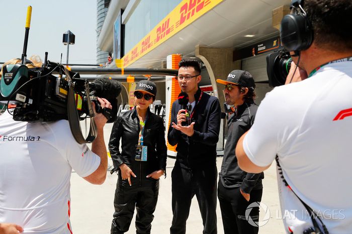 Actriz Carina Lau y Fernando Alonso, McLaren