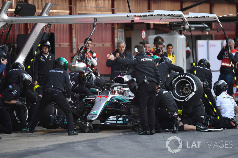 Lewis Hamilton, Mercedes-AMG F1 W09 pit stop