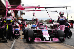 Sergio Pérez, Force India VJM11 pit stop
