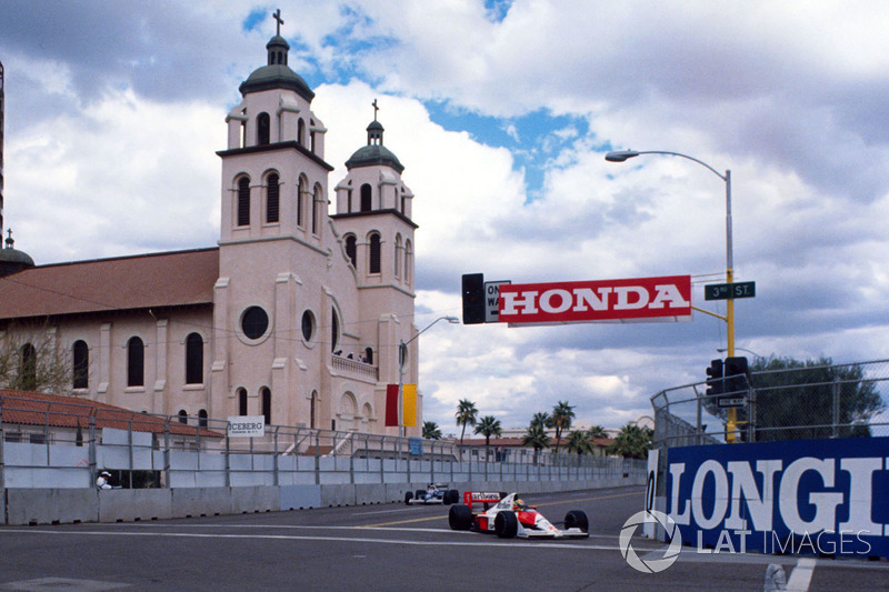 Ayrton Senna, Mclaren MP4/5B Honda devant Jean Alesi, Tyrrell 018 Ford