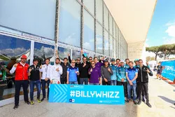 Tutti i piloti della Formula E posano per una foto con l'hashtag BillyWhizz