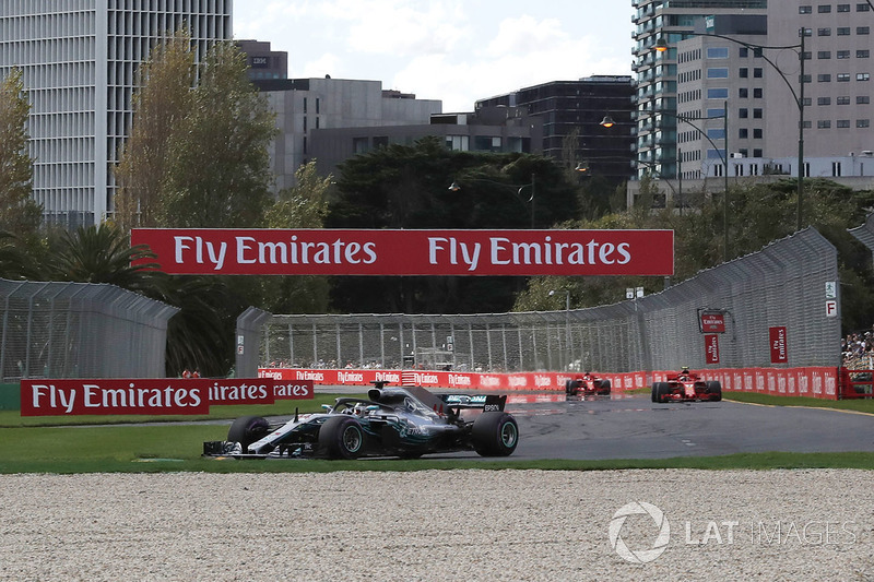 Lewis Hamilton, Mercedes-AMG F1 W09 leads