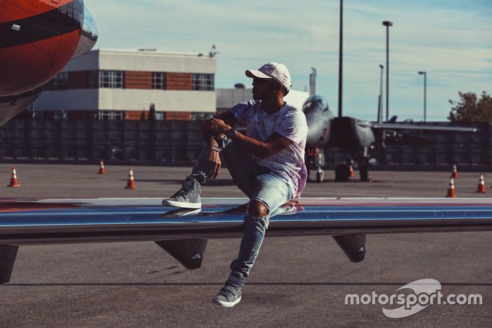 Hamilton sentado na asa de seu avião