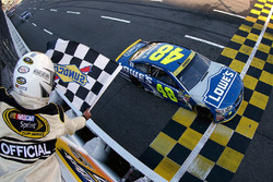 Jimmie Johnson, Hendrick Motorsports Chevrolet se lleva la bandera a cuadros