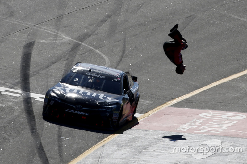 3. Carl Edwards, Joe Gibbs Racing Toyota ganador de la carrera