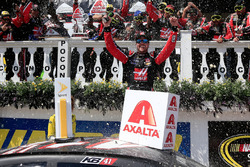 Winnaar Kurt Busch, Stewart-Haas Racing Chevrolet