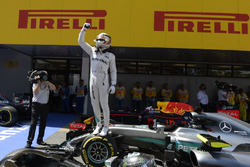 Володар поулу Льюїс Хемілтон, Mercedes AMG F1 W07 Hybrid, в закритому праку