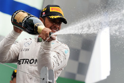 Победитель гонки - Льюис Хэмилтон, Mercedes AMG F1 празднует на подиуме
