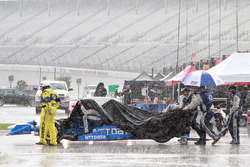 Chip Ganassi Racing membri della squadra sotto la pioggia