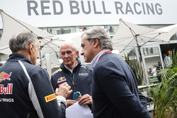 (L naar R): Franz Tost, Scuderia Toro Rosso Teambaas met Dr Helmut Marko, Red Bull Motorsport Consul