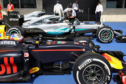 3rd place Daniel Ricciardo, Red Bull Racing RB12, 1st place Lewis Hamilton, Mercedes AMG F1 W07 Hybrid and Nico Rosberg, Mercedes AMG F1 W07 Hybrid in parc fermé