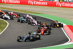 Lewis Hamilton, Mercedes AMG F1 W08, Sebastian Vettel, Ferrari SF70H, Max Verstappen, Red Bull Racing RB13, Daniel Ricciardo, Red Bull Racing RB13, Esteban Ocon, Sahara Force India F1 VJM10, the rest of the field at the start