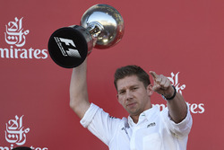 James Vowles, Mercedes AMG F1, recibe el trofeo de fabricantes por parte de Mercedes.