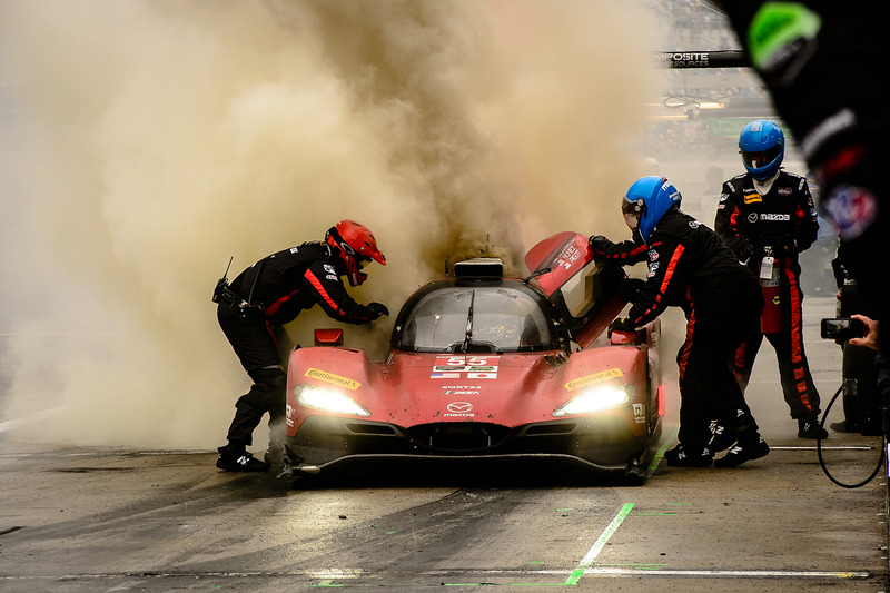 #55 Mazda Motorsports Mazda DPi: Jonathan Bomarito, Tristan Nunez, Spencer Pigot, fugo en los pits