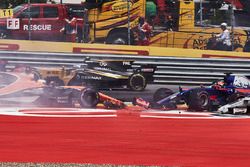 Daniil Kvyat, Scuderia Toro Rosso STR12, Fernando Alonso, McLaren MCL32, Max Verstappen, Red Bull Racing RB13, collide at the start
