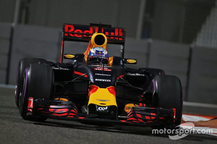 A mudança de companheiro de equipe não abalou Ricciardo, que terminou à frente de Verstappen não somente em Abu Dhabi como no ano.