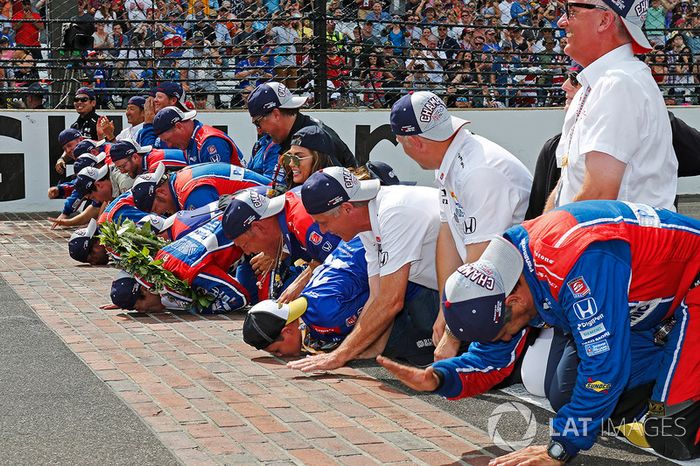 Takuma Sato, Andretti Autosport Honda besa la yarda de  ladrillos con su equipo