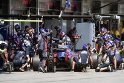 Carlos Sainz Jr., Scuderia Toro Rosso STR12 pit stop