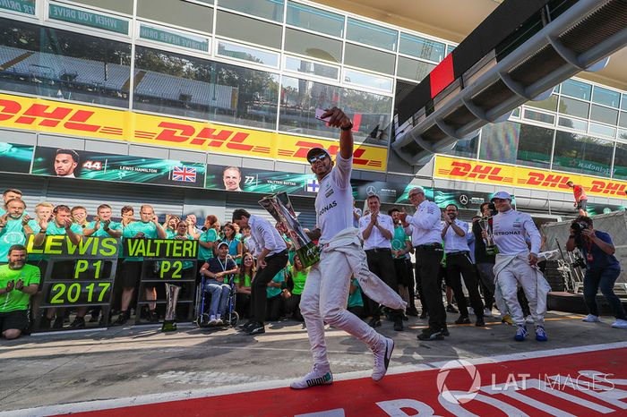 Ganador, Lewis Hamilton, Mercedes AMG F1 y Valtteri Bottas, Mercedes AMG F1 celebra