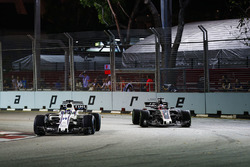 Felipe Massa, Williams FW40 devant Romain Grosjean, Haas F1 Team VF-17