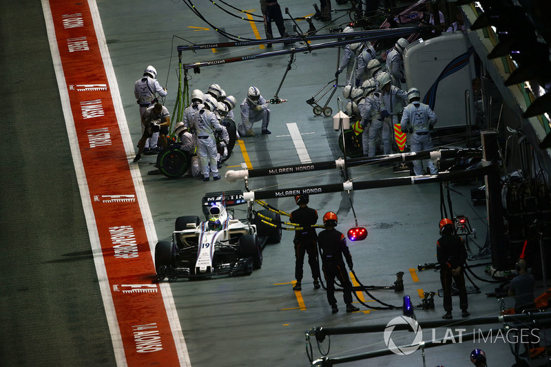 Felipe Massa, Williams FW40 leaves the pits