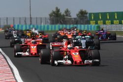 Sebastian Vettel, Ferrari SF70-H lidera al inicio de la carrera