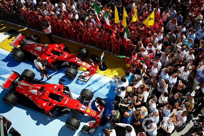 El equipo Ferrari celebra con los coches de Ferrari SF70H, Sebastian Vettel, ganador de la carrera, 