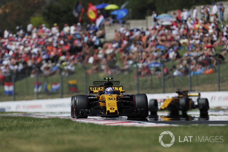 Jolyon Palmer, Renault Sport F1 Team RS17, Nico Hulkenberg, Renault Sport F1 Team RS17