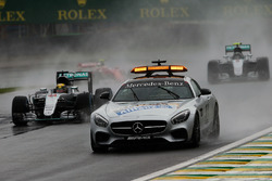Lewis Hamilton, Mercedes AMG F1 W07 Hybrid mène derrière la voiture de sécurité
