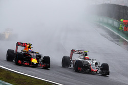 Max Verstappen, Red Bull Racing RB12; Esteban Gutierrez, Haas F1 Team VF-16