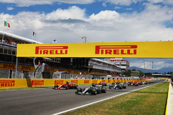 Льюіс Хемілтон, Mercedes AMG F1 W08, Себастьян Феттель, Ferrari SF70H на старті