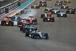 Льюїс Хемілтон, Mercedes AMG F1 W07 Hybrid лідирує на старті гонки