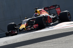 Max Verstappen, Red Bull Racing, probando los nuevos neumáticos Pirelli de 2017