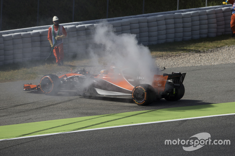 Фернандо Алонсo, McLaren MCL32, зупинив болід внаслідок проблем із двигуном