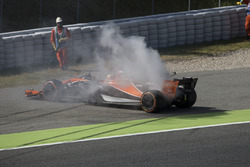 Fernando Alonso, McLaren MCL32, parks up with engine troubles