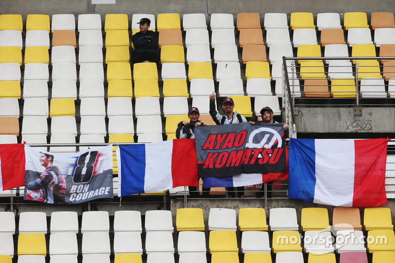 Fans of Romain Grosjean, Haas F1 Team, and Ayao Komatsu, Chief Race Engineer, Haas F1 Team, in a gra