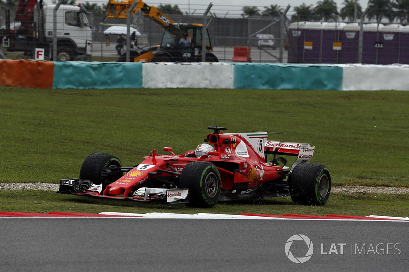 Sebastian Vettel, Ferrari SF70H runs wide