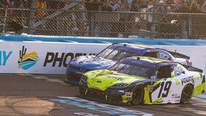 Aric Almirola supera a Alex Bowman con un contacto en la línea de meta