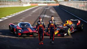 Max Verstappen i Alex Albon testują Aston Martin Valkyrie