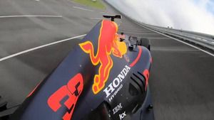 Max Verstappen conduce en una pista con curvas inclinadas