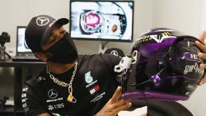 Hamilton presenta un casco modificado para el 2020