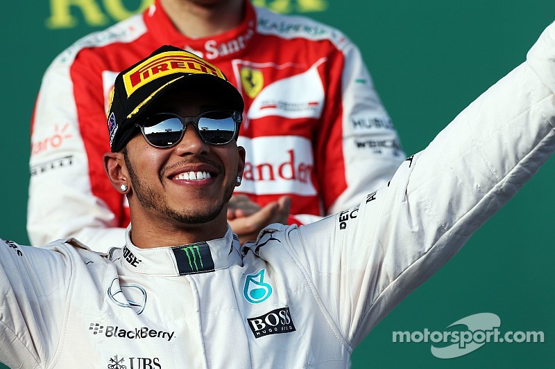 El ganador de la carrera, Lewis Hamilton, Mercedes AMG F1, celebra en el podio