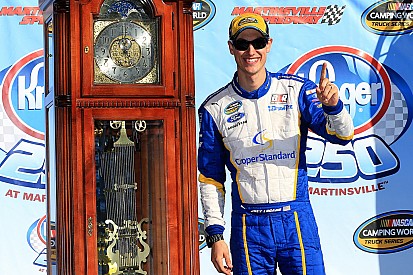 Logano gana las camionetas en Martinsville