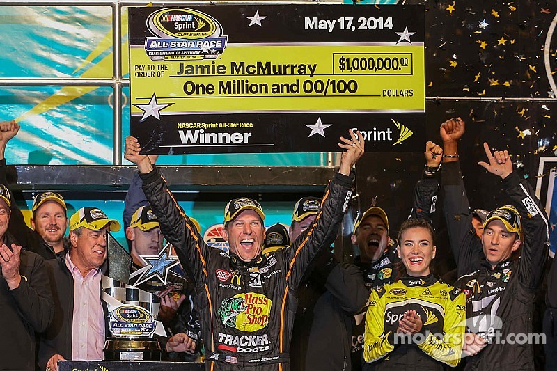 El ganador Jamie McMurray, Ganassi Racing Chevrolet celebra