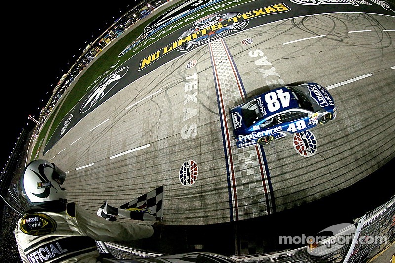 Jimmie Johnson s'impose au Texas Motor Speedway