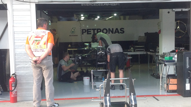 Mercedes: ecco il telaio di Hamilton in montaggio