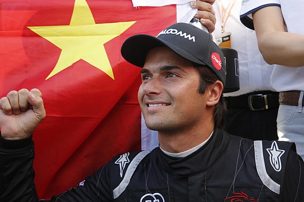 Nelson Piquet Jr. firma extensi&oacute;n en F&oacute;rmula E 